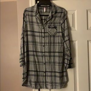 4/$20 Xhilaration Gray Black Flannel Tunic size M